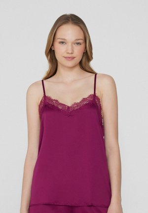 Camiseta burdeos con delicados bordes de encaje en el escote, tirantes delgados y ajustables, y una textura de tela suave.