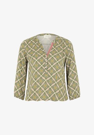 Bluzka w wzory z zielonymi, żółtymi i różowymi geometrycznymi nadrukami. Wykonana z lekkiego materiału, z dekoltem w kształcie V i rękawami o długości trzech czwarte.