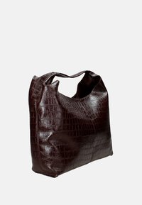 Donkerbruine faux krokodillenleren tas met een zachte textuur, open bovenkant en twee korte handvatten. Rechthoekige vorm, iets slappe design.