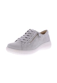 Grijze suède sneakers met witte rubberen zolen, met een vetersluiting en een zijrits voor gemakkelijk aan- en uittrekken. Gladde textuur en minimale accenten.