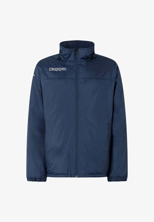 Giacca isolante blu navy con colletto alto, polsini elasticizzati, zip frontale e logo Kappa sul petto. Texture liscia, nessun motivo.