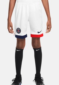 Witte voetbalshorts met een rood-en-blauw accent, met een Parijs-logo op de linker bovenbeen en een Nike swoosh op de rechterkant. Zwarte sokken tot de knie.