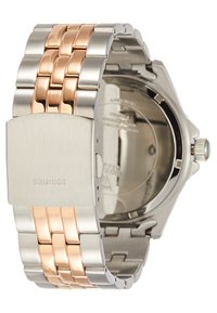 Metallarmbandsur med borstat silverfärgat stålband och polerade guldfärgade accenter. Rektangulärt boett, smala visare och en ren urtaveldesign.