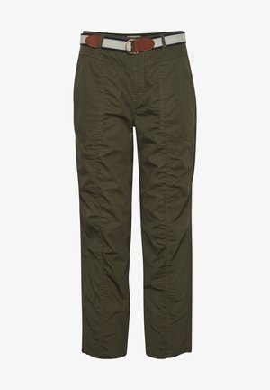 Olivinvihreät puuvillahousut, joissa on rento malli, sivutaskut ja erottuva ruskea vyö pyöreällä soljella.