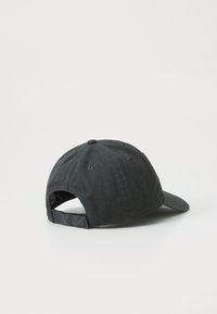 Schwarze Baumwoll-Baseballmütze mit gebogenem Schirm, verstellbarem Riemen hinten und gesteppten Belüftungsöffnungen auf der Krone.