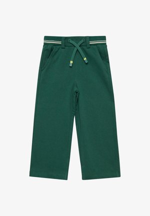 Ciemnozielone, szerokie spodnie dziecięce z paskiem w pasie na elastycznej gumce w paski i sznurkiem ściągającym, z przednimi kieszeniami.