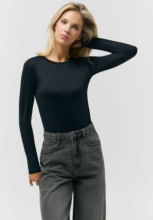 - Bluzka z długim rękawem