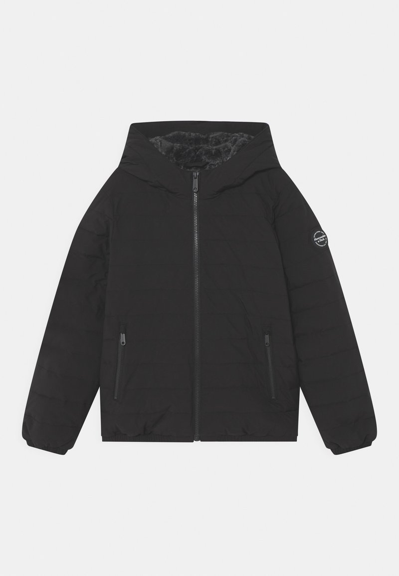 Schwarze Steppjacke mit Kapuze, Reißverschluss, zwei seitlichen Taschen und gerippten Bündchen. Innen mit weichem, dunkelgrauem Fell gefüttert.