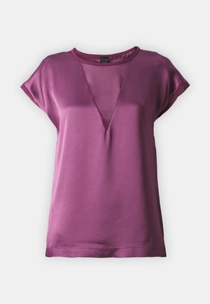 T-shirt à manches courtes de couleur rose profond, avec un décolleté en V large et une texture lisse. Coupe simple et décontractée, sans motifs ni accents supplémentaires.