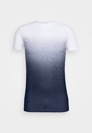 Korte mouwen t-shirt met een ombre-gradiënt van wit naar marineblauw, met een subtiel textuurpatroon van "Siksilk" erdoorheen.