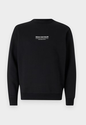 Sudadera negra de algodón con cuello redondo. Presenta una impresión frontal en texto blanco con "Denim Tom Tailor" y detalles del estudio de diseño.