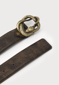 Brun læderbælte med en tekstureret overflade; har et detaljeret bronzefarvet slange spænde med et sammenfiltret design. Inkluderer justeringshuller på remmen.