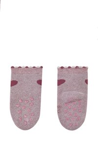 Rosa Knöchelsocken mit gewelltem Bund, verziert mit kastanienbraunen Herzmustern und Gummi-Griffen an der Sohle für besseren Halt.