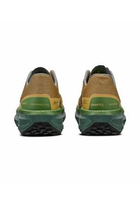 Baskets de trail avec une tige jaune et verte, design en tricot texturé, col rembourré et semelle extérieure en caoutchouc noir robuste pour une bonne adhérence.