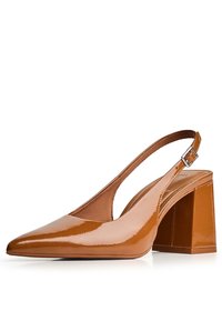 Slingback-korkokenkä kiiltävässä ruskeassa patentoidussa nahassa. Ominaisuuksiin kuuluu teräväkärkisyys, lohkokanta ja säädettävä nilkkaremmi, jossa on metallinen solki.