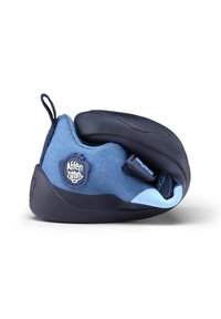 Scarpa da arrampicata con tomaia in tessuto blu, suola in gomma scura e anelli per il sollevamento. Presenta un badge del logo e una forma liscia e sagomata.