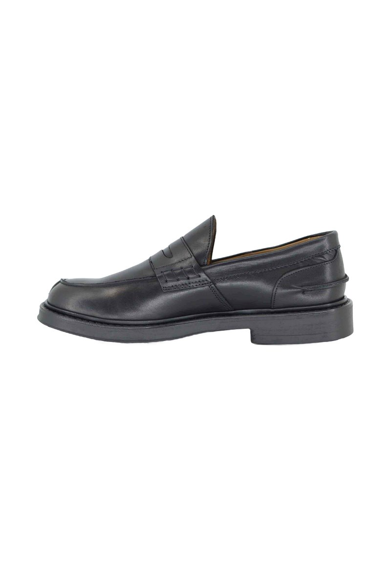 Mocassini in pelle nera dal design elegante, con punta arrotondata e dettagli di cucitura discreti. Suola in gomma resistente per una maggiore durabilità.