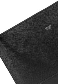 Schwarze Leder-Clutch mit strukturierter Oberfläche. Verfügt über einen Reißverschluss und ein kleines metallisches Logo-Detail. Minimalistisches Design ohne zusätzliche Muster.