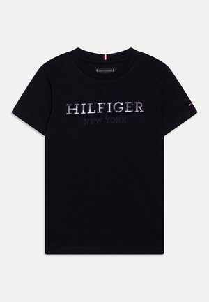 Camiseta de algodón negra con escote redondo. Presenta el logo "HILFIGER NEW YORK" en letras bordadas en blanco, rojo y azul. Manga corta, corte regular.