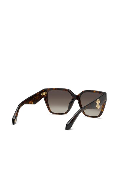 Lunettes de soleil larges carrées en écaille de tortue avec verres dégradés foncés et logo décoratif doré sur les branches, sur fond blanc.