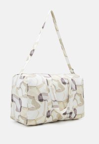 Pestrá sportovní taška s obdélníkovým tvarem, zdobená abstraktními béžovými a fialovými vzory, vyrobená z textilního materiálu, s dvojitými uchy.