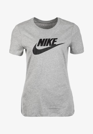 Camiseta de algodón gris con un gran logo negro de "NIKE" en el frente, con un cuello redondo clásico y mangas cortas.