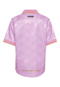 Pinkes kurzärmeliges Sportshirt mit dezentem Chevron-Muster, gelb-pink gestreiftem Kragen und Bündchen, "hummel" Logo oben und "INTERNATIONALS" Schriftzug unten.