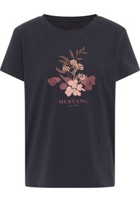 Svart kortärmad t-shirt med rosa blommig grafik och texten "MUSTANG est. 1932" centrerad på framsidan.