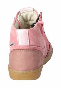 Růžová sukně z nubuku pro děti s béžovým polstrovaným interiérem, bočním zipem a světle hnědou gumovou podrážkou zobrazená zezadu.