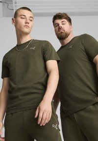 Puma BETTER ESSENTIALS TEE - T-shirts basic - dark olive