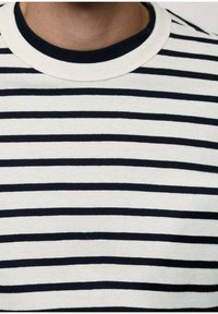 T-shirt a strisce con strisce orizzontali blu navy e bianche, scollatura rotonda con bordo ribattuto blu navy, realizzata in morbido tessuto di cotone.