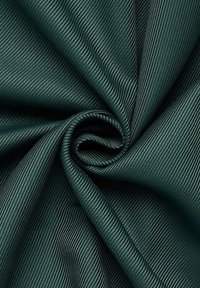 Tessuto verde scuro con una fine trama a costine, morbido e twistato, che mostra una lieve lucentezza e una caduta uniforme.