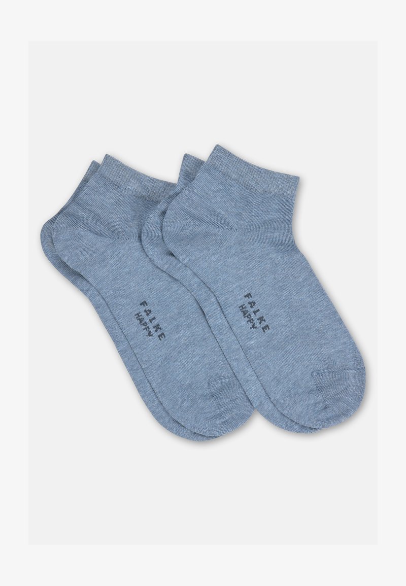 Dwie pary jasnoniebieskich skarpetek do kostek z prążkowanymi ściągaczami, z napisem "FALKE HAPPY" na podeszwie.
