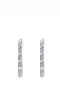 Boucles d'oreilles en argent en forme de créoles, avec une surface texturée et facettée, présentant une forme circulaire et une finition polie, conçues pour un port facile.