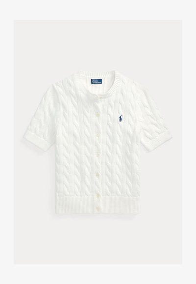 Biały, krótki sweter rozpinany na guziki, wykonany z dzianiny warkoczowej, z prążkowanym dołem i mankietami, z małym niebieskim logo Polo Ralph Lauren na lewej piersi.