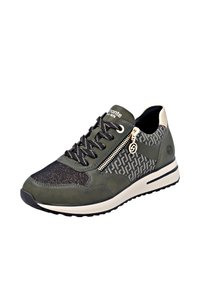 Baskets de sport vertes avec un avant en tricot texturé, détail de fermeture éclair métallique et semelle blanche épaisse. Accents noirs sur les lacets et l'avant pour le contraste.