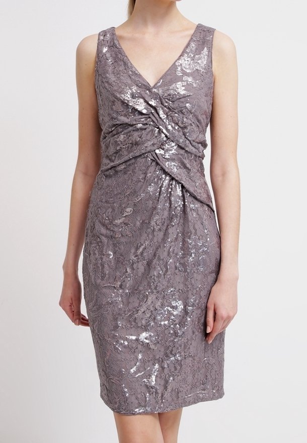 Robe sans manches grise avec un décolleté en V profond, présentant un détail frontal torsadé et une superposition de dentelle texturée avec des sequins pour un éclat supplémentaire.