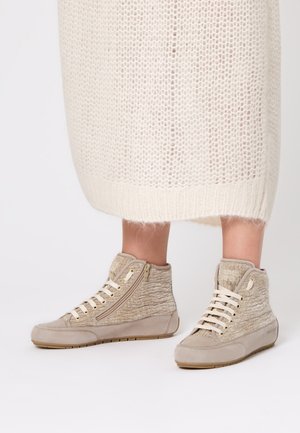 Sneakers alte beige con un design testurizzato, dotate di una punta liscia di colore chiaro e lacci. Zip laterale e suola in gomma visibili.