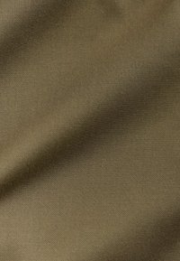 Oliivivihreä kangas, jossa on sileä, kudottu rakenne; hienovaraisesti vaihtelevat sävyt luovat rikkaan ja pehmeän ilmeen. Ihanteellinen verhoiluun tai vaatteisiin.