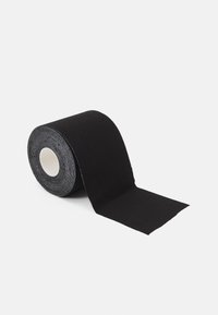 Μαύρος ρολλός ταινίας από ύφασμα με λεία υφή και λευκό πυρήνα, μερικώς ξετυλιγμένος, εμφανίζοντας σταθερό πλάτος και ματ φινίρισμα.