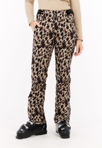 Luipaardprint skibroek in beige, bruin en zwarte tinten. Heeft een getailleerd ontwerp, stevige tailleband en zichtbare zijzakken.