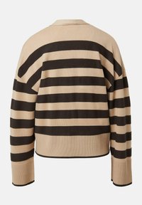 Beżowy i ciemnobrązowy sweter w paski o luźnym kroju, z prążkowaną teksturą na kołnierzu i mankietach. Widok od tyłu.
