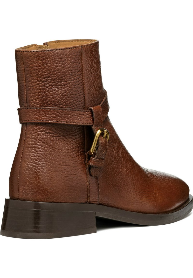 Braune Leder-Stiefelette mit strukturierter Oberfläche, einem seitlichen Riemen mit goldfarbenem Schnallenverschluss und einem niedrigen Blockabsatz.