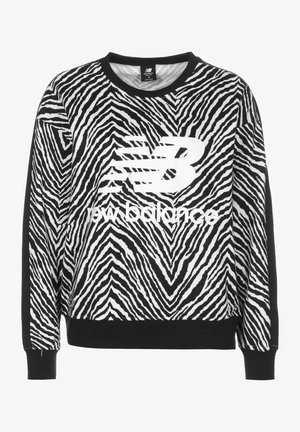 Zwart-witte New Balance-trui met zebraprint, logo en geribbelde boorden aan mouwen, kraag en zoom.