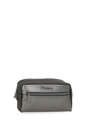 Neceser rectangular gris con bolsillo frontal de cremallera, cremallera principal superior y discreto logotipo grabado en material liso similar al cuero.