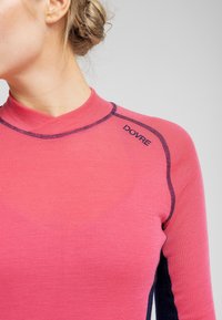 Langærmet top i pink og navy, med høj hals, glat tekstur og kontrasterende syninger. "DOVRE" logo på skulderen.