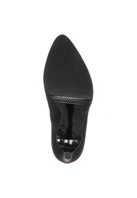Chaussure noire à bout pointu avec un dessus texturé, des talons épurés et une semelle brillante. Présente un motif tissé subtil et une finition lisse.