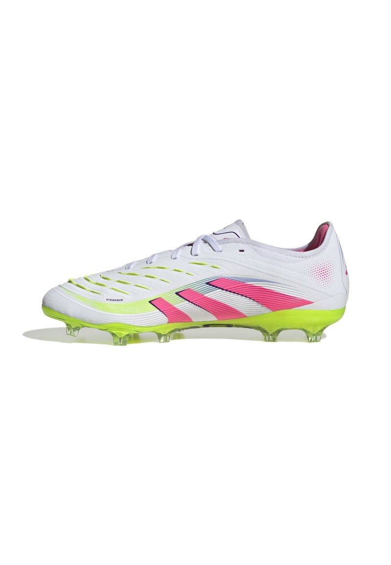 Witte voetbalschoenen met roze en groene accenten, met een gestroomlijnd ontwerp, textuur bovenwerk en transparante zool met noppen.