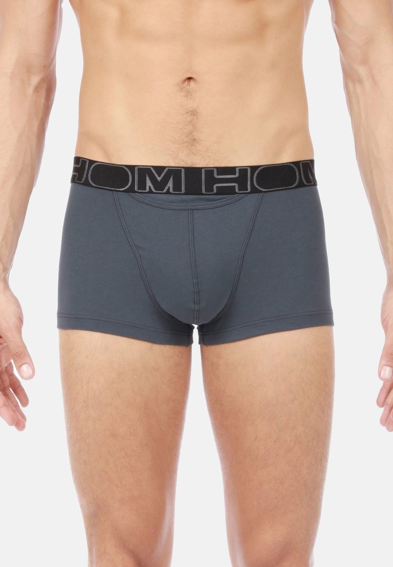Boxer briefs grigio scuro con elastico nero che presenta il logo "HOM". Il tessuto è liscio, con cuciture piatte e un design aderente.