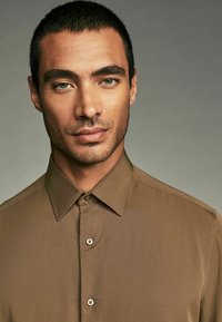Next Ing - neutral brown